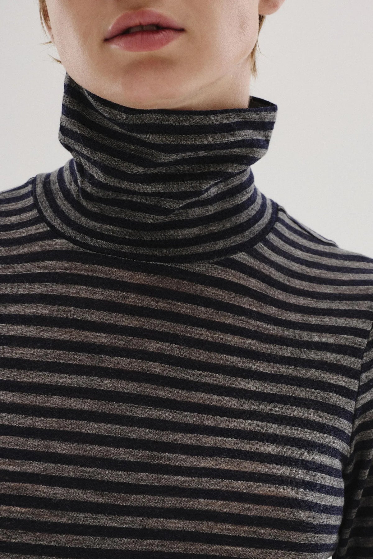 T-shirt a collo alto in jersey rigato di lana navy