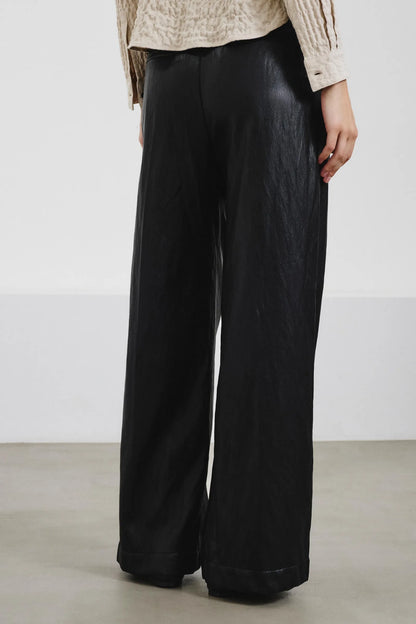 Pantalone ampio in ecopelle