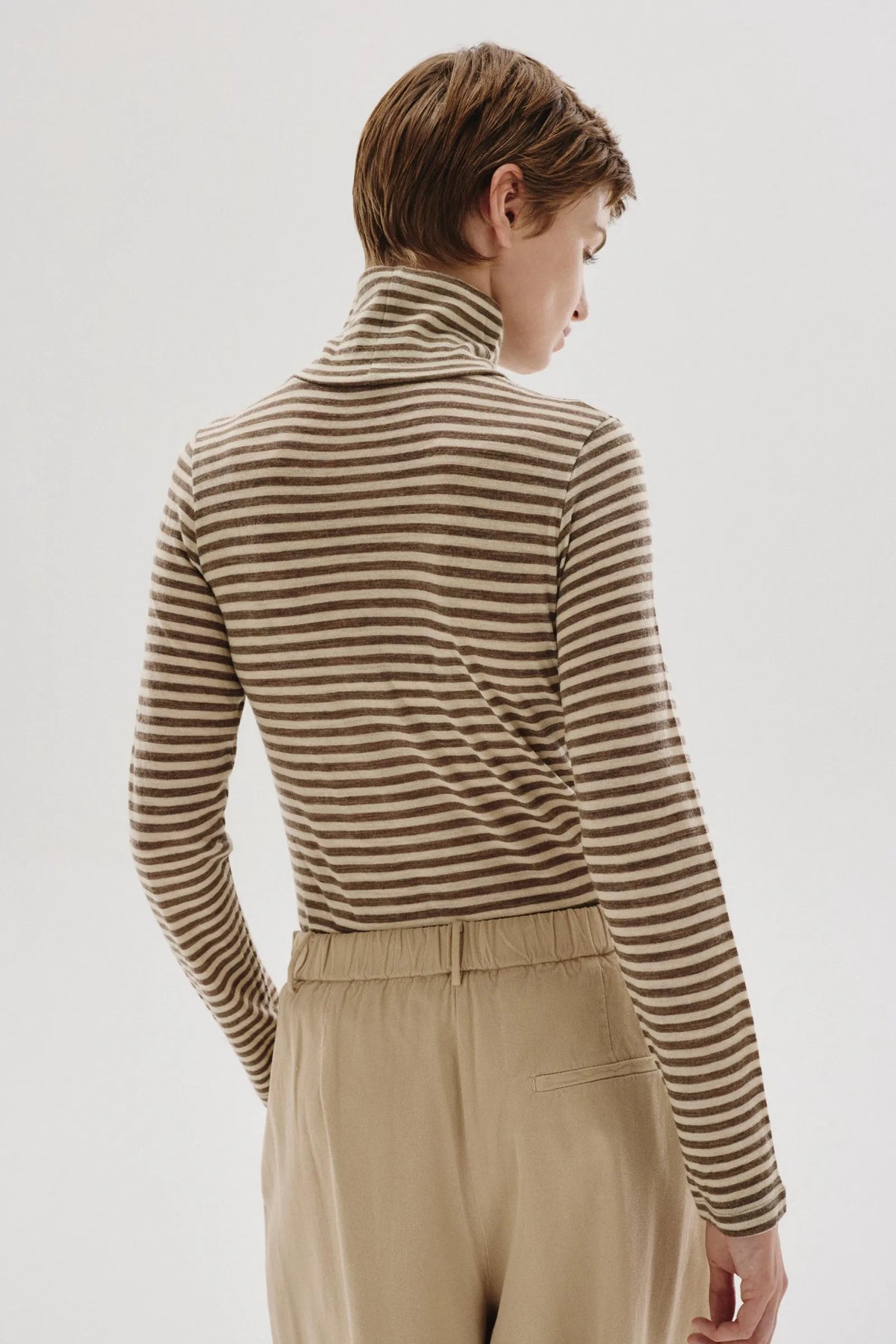 T-shirt a collo alto in jersey rigato di lana tortora