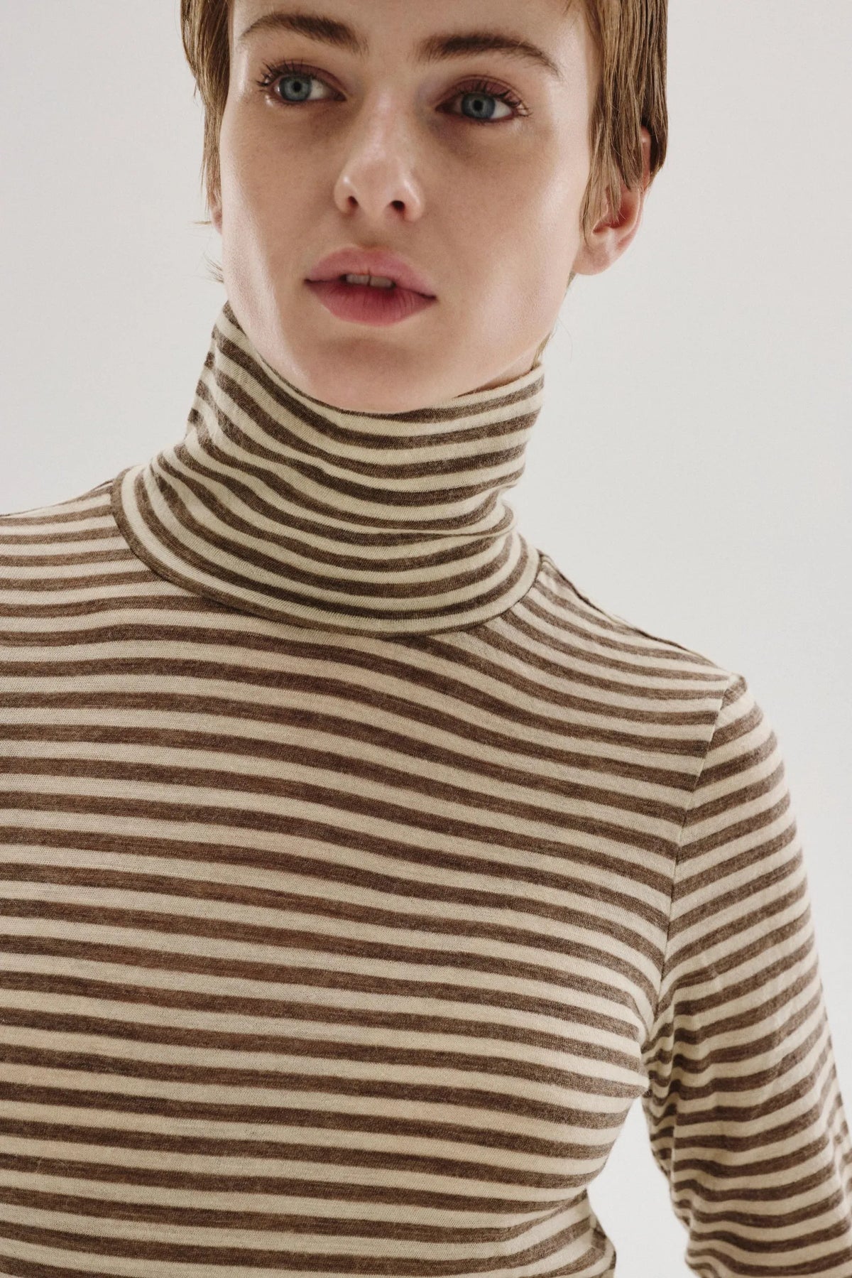 T-shirt a collo alto in jersey rigato di lana tortora