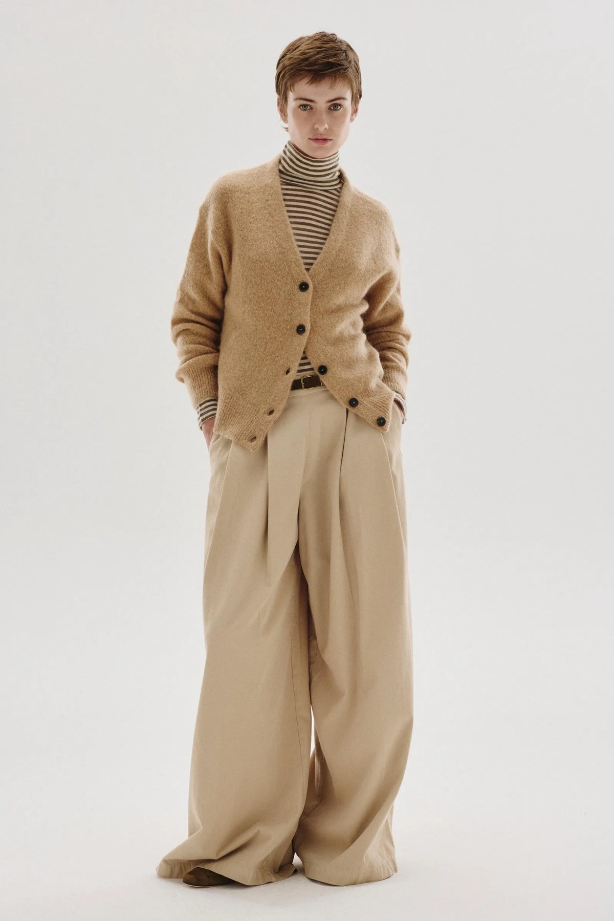 T-shirt a collo alto in jersey rigato di lana tortora