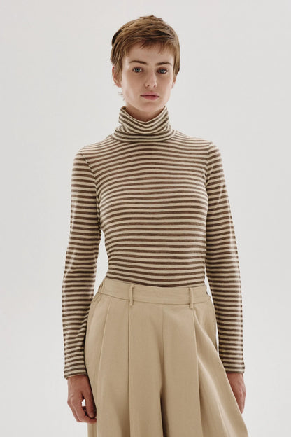 T-shirt a collo alto in jersey rigato di lana tortora